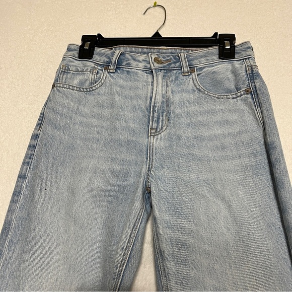 American Eagle Outfitters Women's Strigid Mom Jean Light Wash Size 2 - Picture 3 of 16